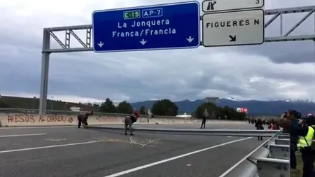 Camionagiii români au deblocat un drum închis de protestatarii catalani după arestarea lui Puigdemont