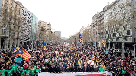 Zecii de mii de oameni protestează la Barcelona faţă de arestarea lui Puigdemont. S-au consemnat violenţe VIDEO
