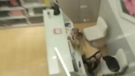 Şefii au simțit că se întâmplă ceva ciudat cu o angajată! Au montat camere video şi au avut un şoc când au văzut ce face fata