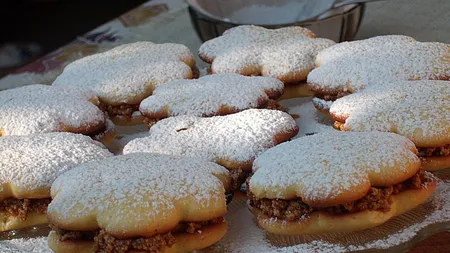 REŢETĂ DE WEEKEND: Biscuiţi fragezi umpluţi cu cremă de castane