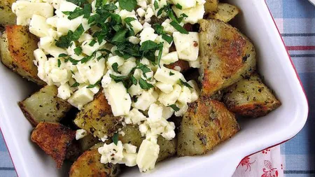 Cartofi greceşti cu brânză feta la cuptor