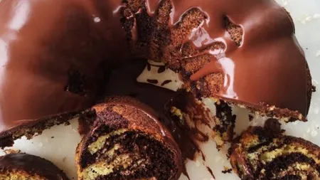 Chec cu cacao şi glazură de ciocolată