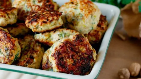 Chifteluţe cu pui şi ierburi aromate