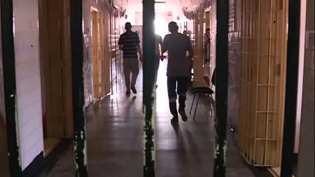 Sute de deţinuţi au fost evacuaţi de urgenţă din Penitenciarul Iaşi. Exista riscul ca imobilul să se prăbuşească