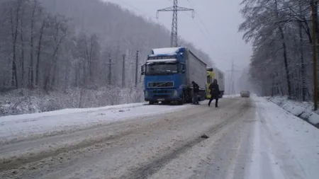 Accident pe DN2 în care au fost implicate două autoturisme şi două TIR-uri. Trei persoane sunt rănite