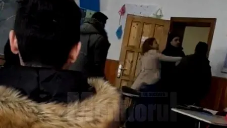 Imagini scandaloase surprinse la un liceu din judeţul Suceava. Un elev a fost lovit, după ce ar fi tachinat o profesoară