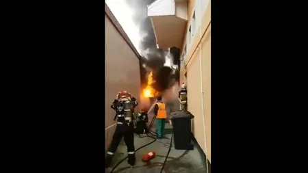 Incendiu puternic, un rezervor cu păcură a luat foc