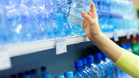 ALERTĂ: Particule de plastic, descoperite în sticle de apă îmbuteliată