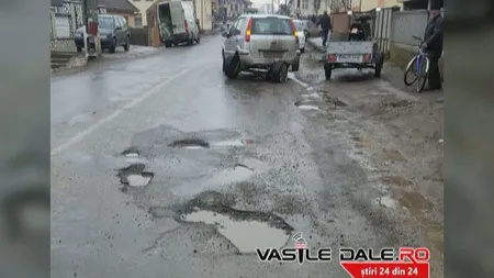 Maşină distrusă din cauza gropilor