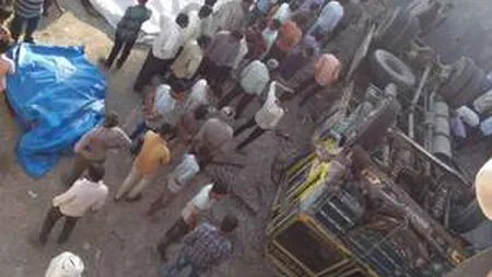 Accident grav în India. Un autobuz cu nuntaşi a căzut de pe un pod într-un râu. Cel puţin 28 de oameni au murit