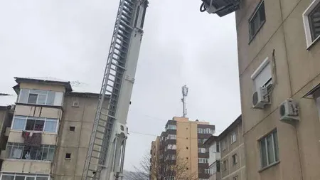 Pompierii au intervenit două ore pentru deblocarea unui copil de un an şi jumătate încuiat în casă