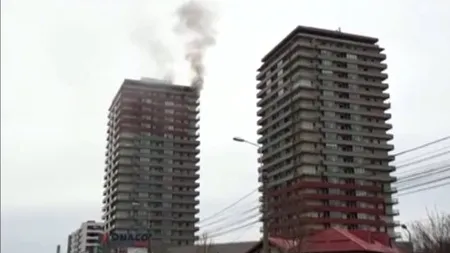 Incendiu puternic într-un bloc din Berceni. Zeci de locatari, evacuaţi. Momente de groază într-un ansamblu rezidenţial VIDEO