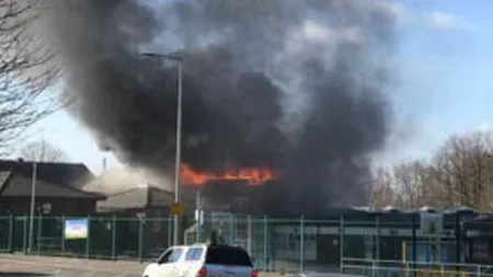 Incendiu într-o şcoală elementară din Manchester. Flăcările sunt foarte violente