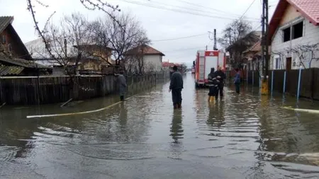 Hidrologii au prelungit avertizările de INUNDAŢII. COD PORTOCALIU în mai multe judeţe ale ţării