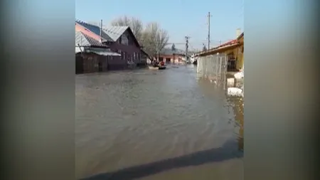 Sute de gospodării şi hectare de teren inundate. Alunecări de teren şi familii evacuate, în mai multe judeţe din ţară