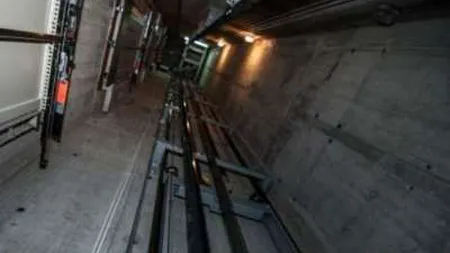 O femeie a căzut cu liftul într-un bloc din Capitală