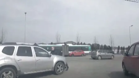 Scene revoltătoare în Cluj. O altercaţie din trafic s-a terminat cu un bărbat luat pe capotă VIDEO