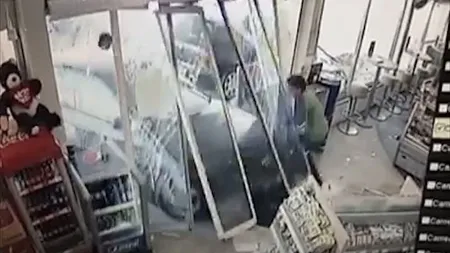 Accident spectaculos în benzinărie. Camerele VIDEO au surprins momentul