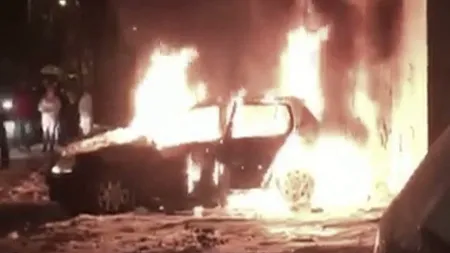 Scene de groază la Bacău: Un tânăr a luat foc după ce a incendiat o maşină parcată pe locul său VIDEO