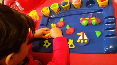 Plastelina, jucăria care îi dezvoltă creierul copilului