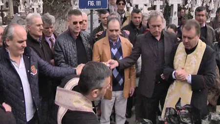 Zeci de oameni la parastasul de nouă ani al lui Ion Dolănescu. Fiii artistului au lipsit VIDEO
