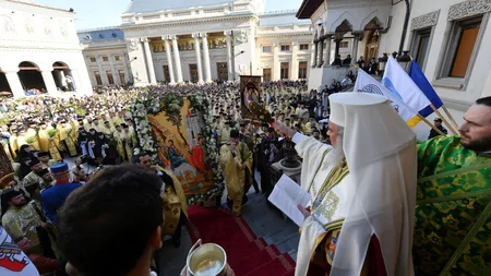 Sute de ierarhi, preoţi, monahi şi credincioşi au participat la pelerinajul ortodox de Florii din Bucureşti