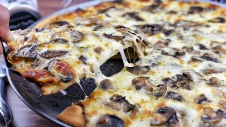 Pizza cu mozzarella şi ciuperci