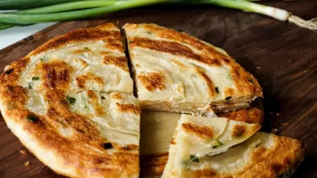 REŢETA ZILEI: Turte cu ceapă verde