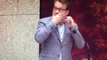 Un bărbat a încercat să se sinucidă în plenul Parlamentului olandez: S-a aruncat de la un balcon VIDEO