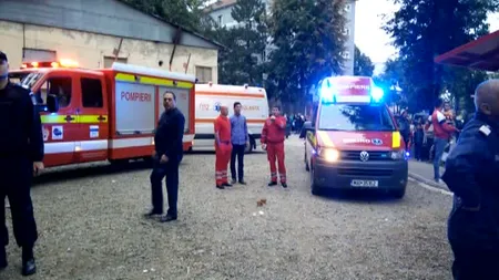 Maşină în flăcări în curtea spitalului din Focşani: Un copil şi mama lui au fost salvaţi în ultimul moment