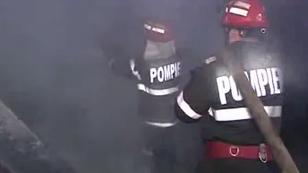 Un bărbat a ajuns cu arsuri grave la spital după ce vulcanizarea în care lucra ca paznic a luat foc VIDEO
