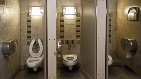Cum să te fereşti de microbii din toaletele publice