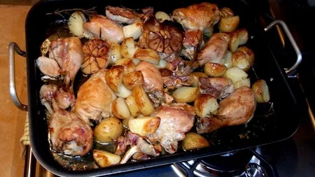 Friptura de pui cu garnitură de cartofi la cuptor