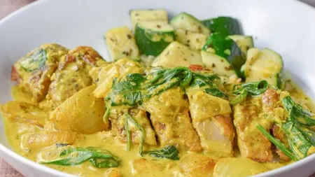 Piept de pui cu sos curry şi spanac