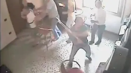 Banii i-au luat minţile. Şi-a PIERDUT nevasta şi cei doi copii la PĂCĂNELE!