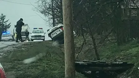 Accident cu maşina poliţiei. Un agent s-au răsturnat cu maşina de serviciu în şanţ