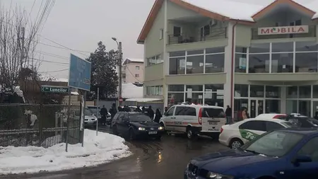 Angajatele unui magazin din Târgu Jiu, ameninţate cu pistolul. Agresorii, săltaţi de mascaţi