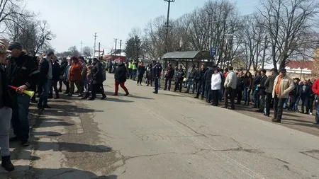 Protest insolit faţă de gropile de pe şosele. Sute de maşini au format o coloană de câţiva kilometri în trafic