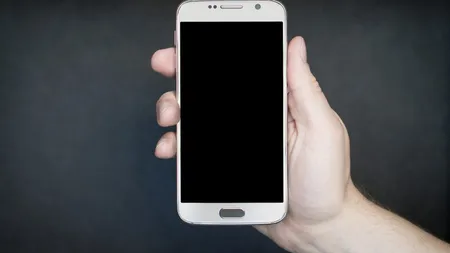 10 locuri în care să NU pui telefonul mobil. ATENŢIE, îl poţi distruge sau te poţi îmbolnăvi!