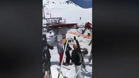 Telescaun stricat, turiştii au fost aruncaţi din instalaţie şi izbiţi de stâlpi VIDEO