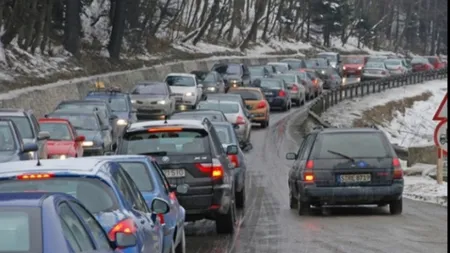 Se circulă în coloană pe DN 1 la Comarnic şi Sinaia, pe sensul către Braşov