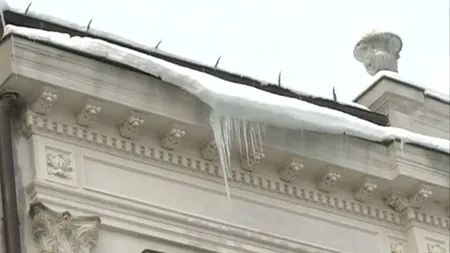 Un bărbat a ajuns în stare gravă la spital după ce a fost lovit de un ţurţur
