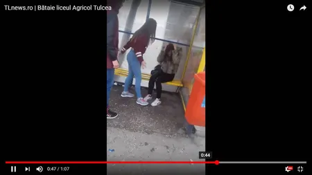 O adolescentă de 16 ani, lovită cu pumnii şi picioarele de alte două fete într-o staţie de autobuz. Poliţia a deschis o anchetă