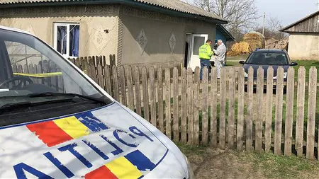 Soţ şi soţie găsiţi spânzuraţi în casă. Anchetatorii suspectează că bărbatul şi-a omorât nevasta, apoi s-a sinucis