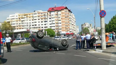 O profesoară, soţia unui poliţist din Galaţi, aflată în stare de ebrietate, s-a răsturnat cu maşina într-o intersecţie