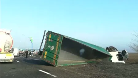 Accident pe Autostrada Soarelui. Un TIR plin cu floarea-soarelui s-a răsturnat