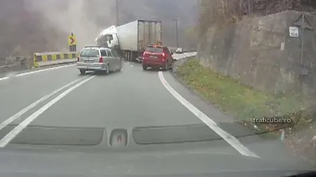 Accident grav în Vâlcea. Două TIR-uri şi un autoturism s-au ciocnit