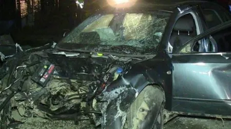 Un şofer începător şi-a băgat prietenii in spital. 4 tineri sunt răniţi grav după ce au lovit cu maşina un gard de beton
