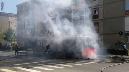 Clipe de panică în trafic. Un autobuz a ars în întregime