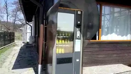 Automat cu lumânări şi tămâie la intrarea într-un cimitir. Ce reacţie au avut enoriaşii